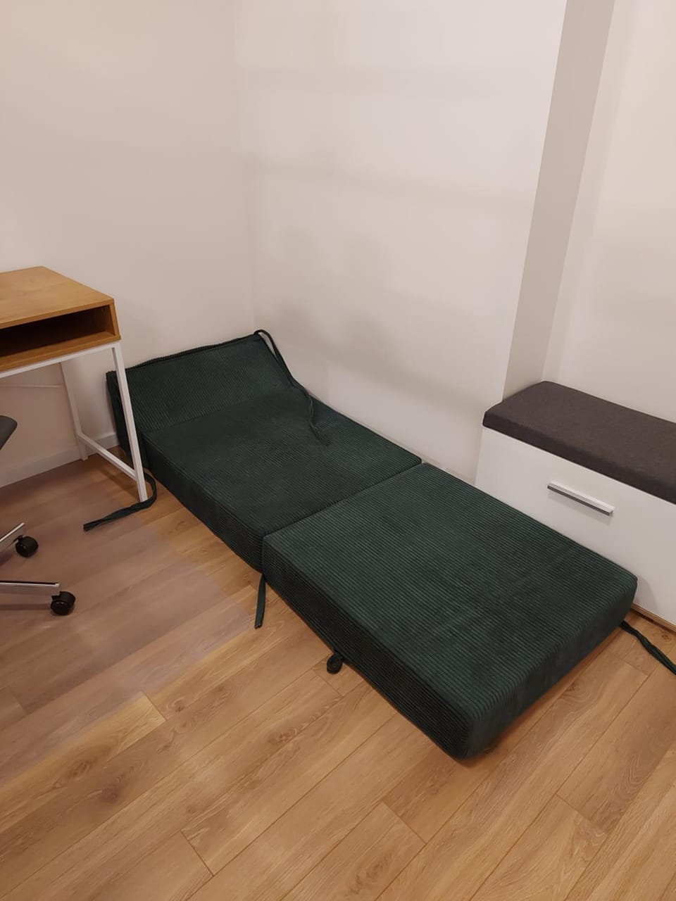 Bed, Seating area