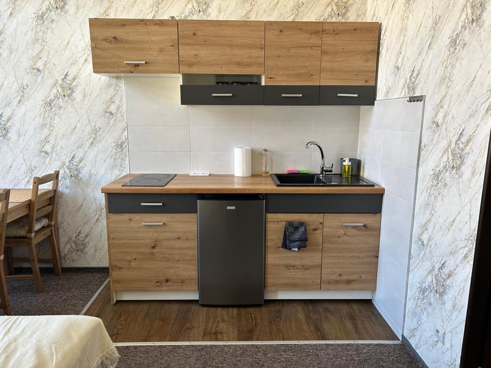 Coffee/tea facilities, Kitchen or kitchenette, stove