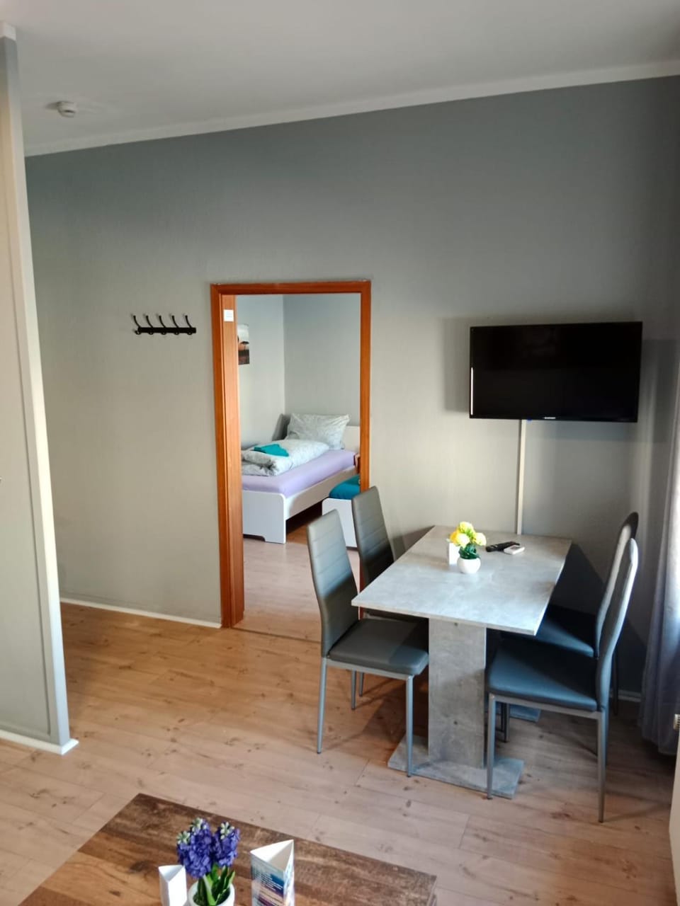 Bed, TV and multimedia, Living room, Photo of the whole room, Seating area, Dining area, Bedroom, hair dresser