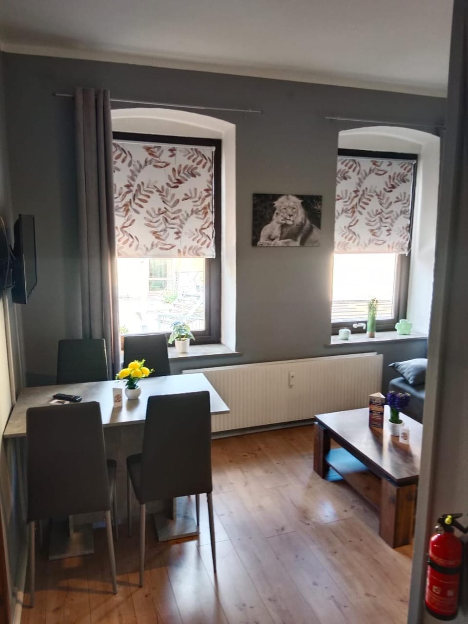 TV and multimedia, Living room, Seating area, Dining area