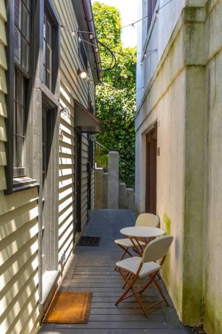 Property building, Patio, Facade/entrance