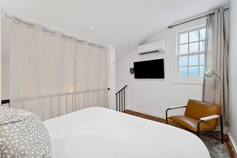 Bed, TV and multimedia, Seating area, Bedroom
