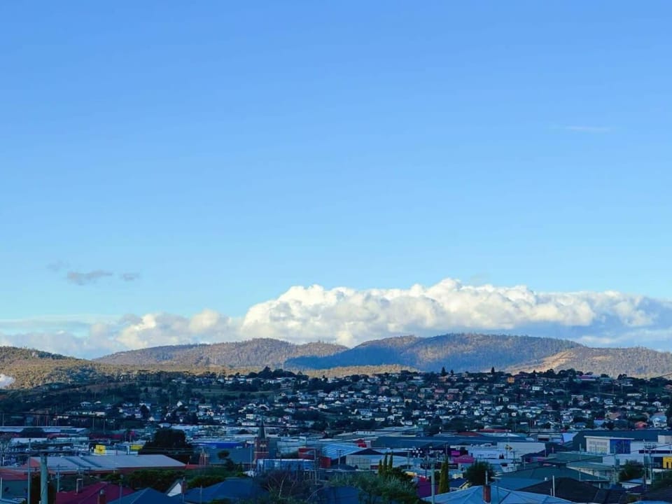 Fonton Blue Holiday Home close to City and Airport House in Glenorchy