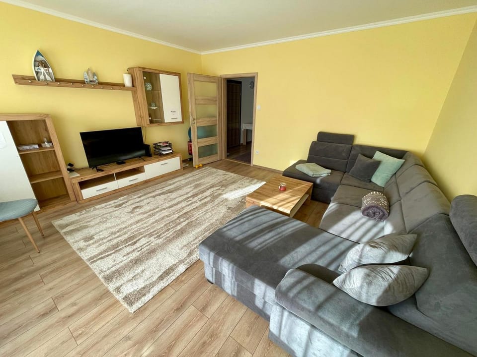 Communal lounge/ TV room, TV and multimedia, Living room, Seating area, Evening entertainment