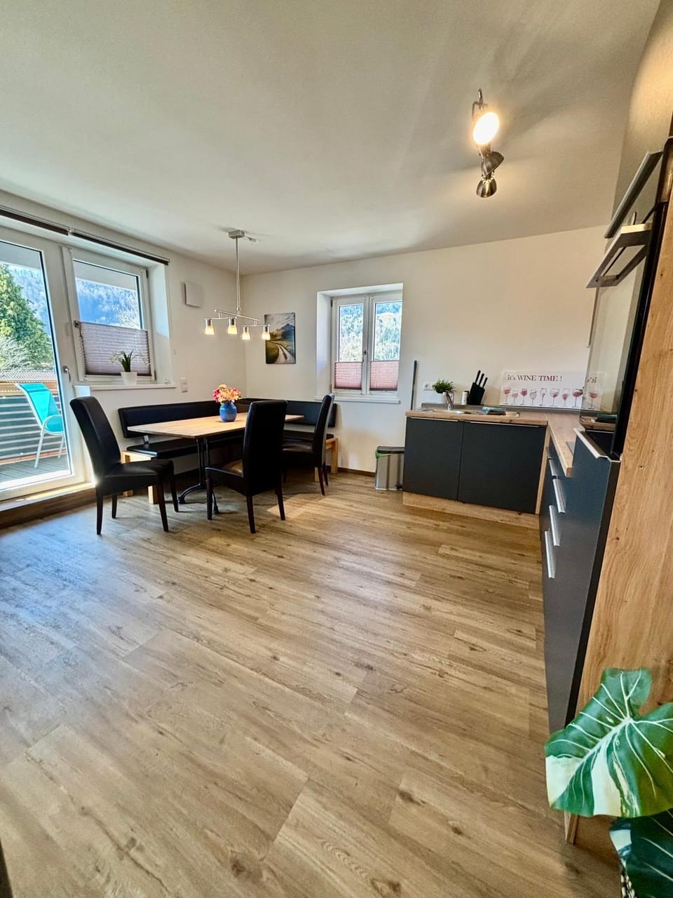 Kitchen or kitchenette, Seating area, Dining area