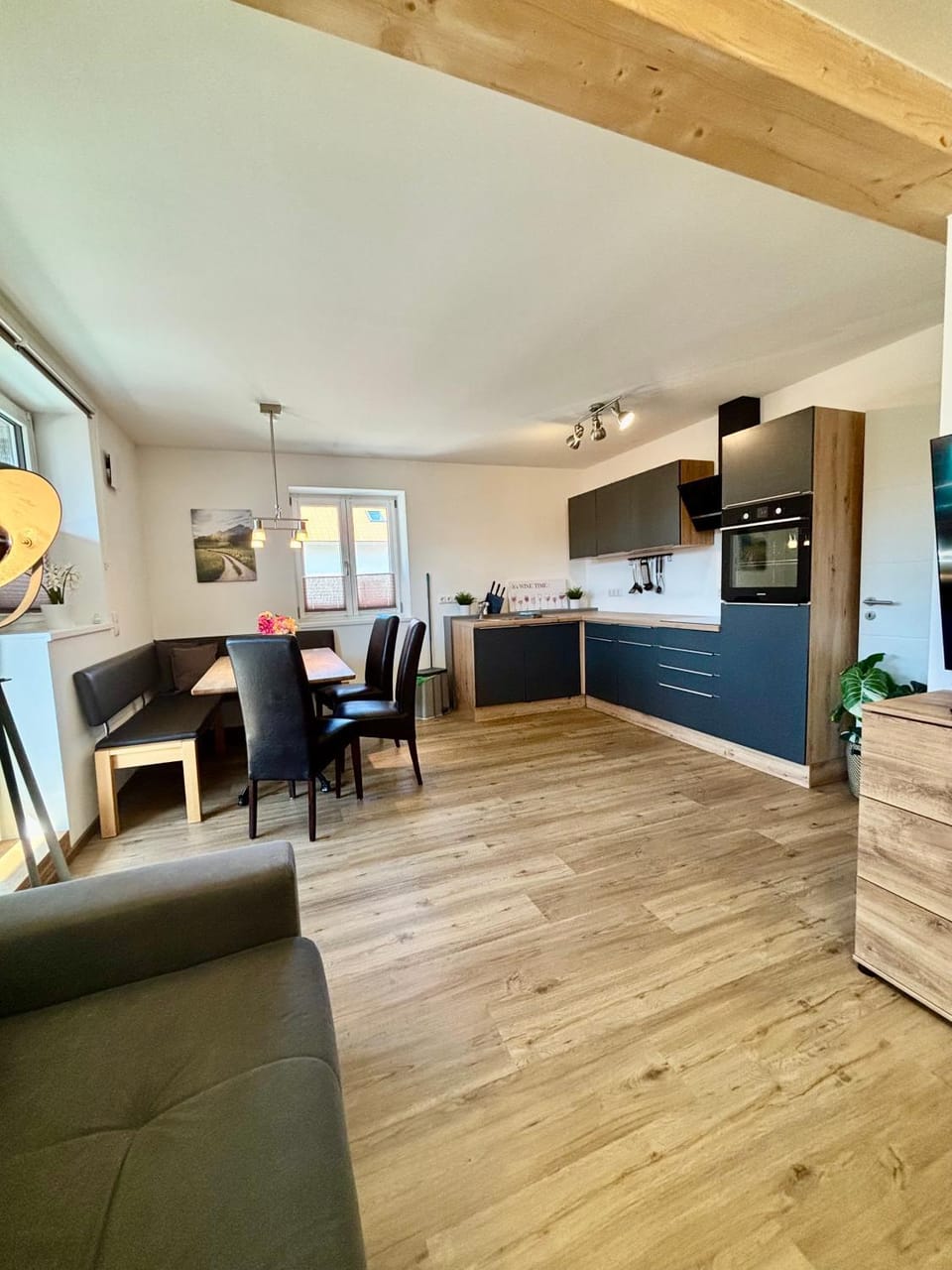 Kitchen or kitchenette, Living room, Seating area, Dining area, pet friendly, stove