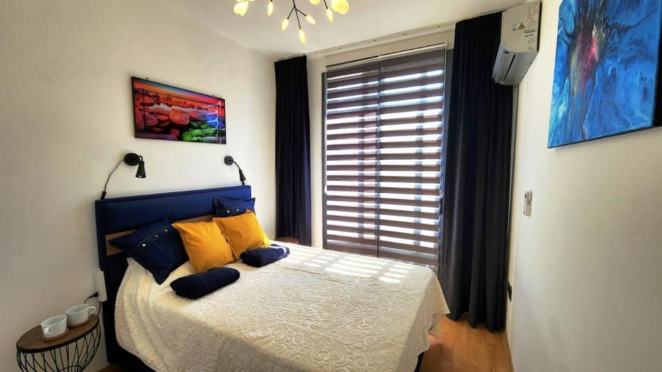 Bed, Photo of the whole room, Seating area, Bedroom, towels, towels