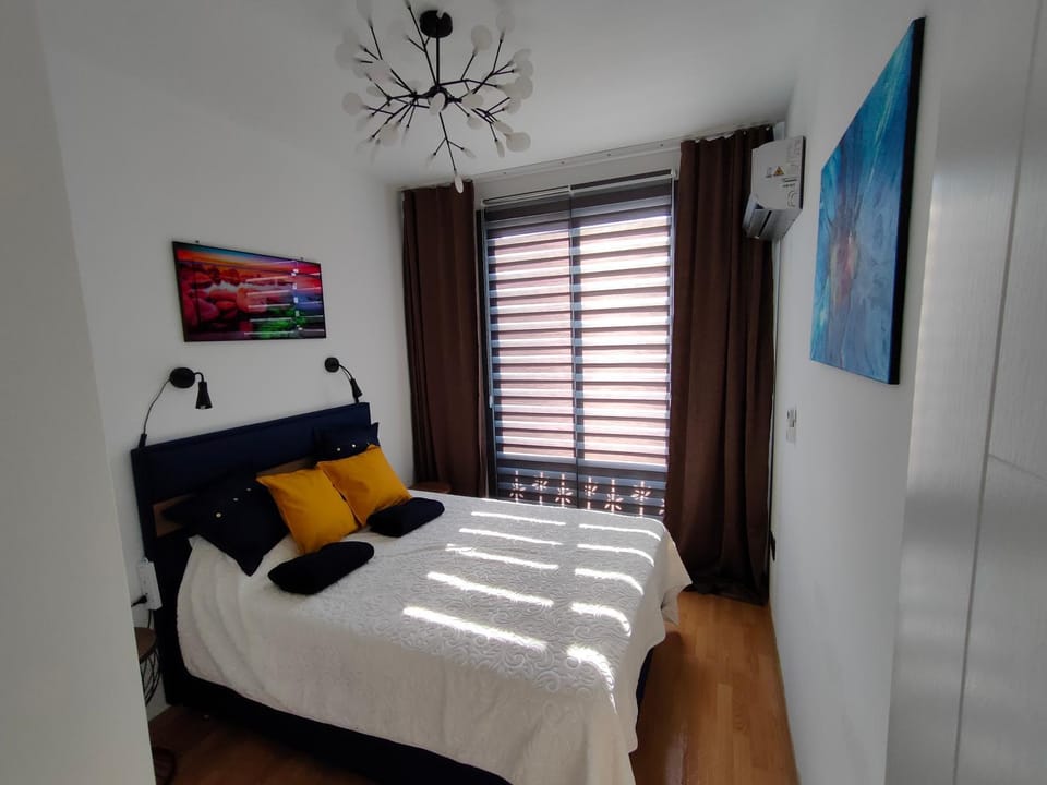 Bed, Photo of the whole room, Seating area, Bedroom, towels, towels