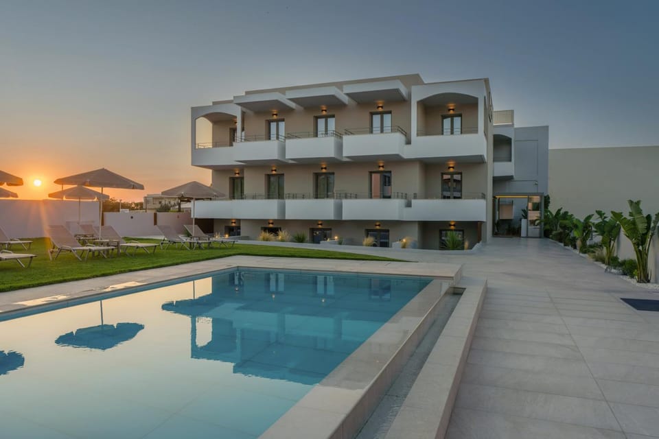 Property building, Swimming pool, Breakfast