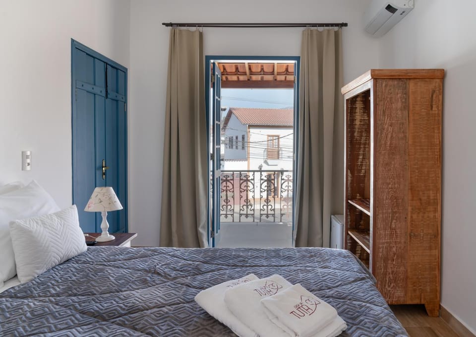 Bed, Photo of the whole room, towels