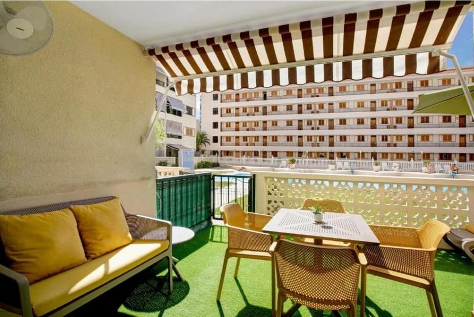 Fayser 108 steps to beach with direct pool access and AC Apartment in Los Cristianos