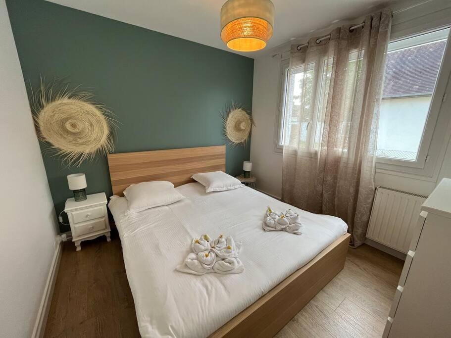 Bed, Photo of the whole room, Bedroom, towels