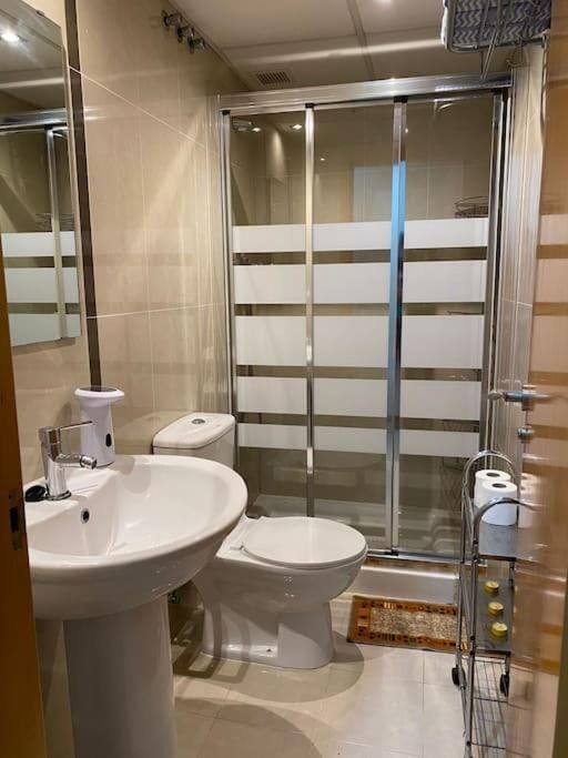 Shower, Toilet