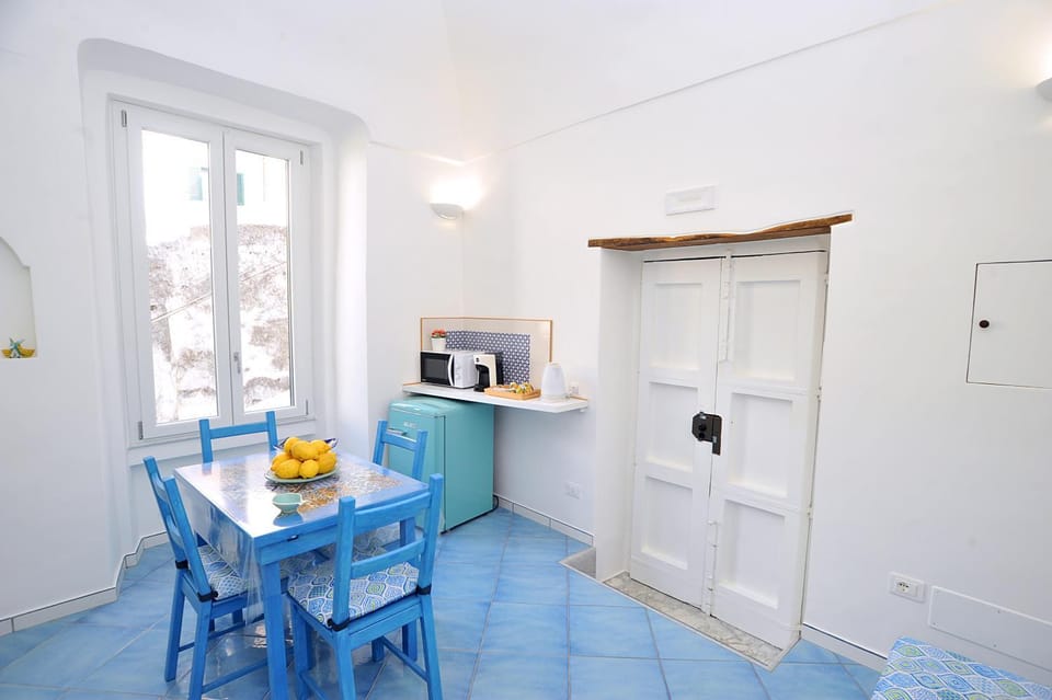 Dining area, minibar, oven