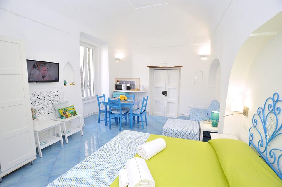 Bed, TV and multimedia, Living room, Photo of the whole room, Seating area, Dining area, Bedroom, towels