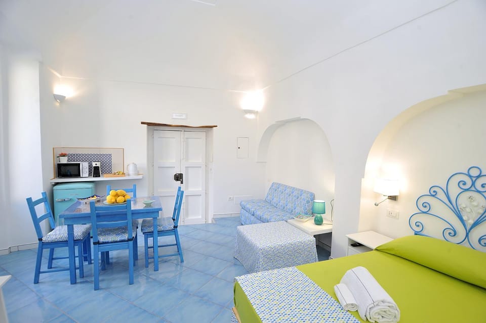 Food and drinks, Seating area, Dining area, minibar, oven