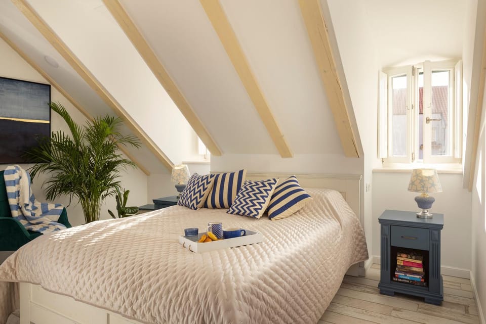 Bed, TV and multimedia, View (from property/room), View (from property/room), Photo of the whole room, Decorative detail, Decorative detail, Seating area, Bedroom, City view, City view, Landmark view, Landmark view, Street view, Quiet street view
