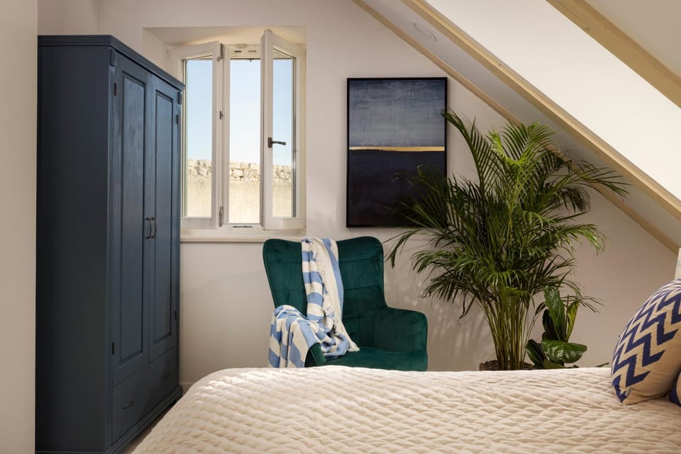 Bed, TV and multimedia, View (from property/room), Photo of the whole room, Seating area, Bedroom, City view, Landmark view, Street view, Quiet street view