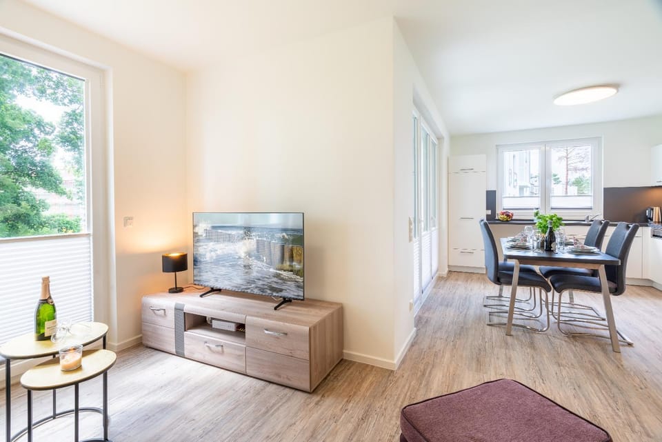 TV and multimedia, Living room, Seating area, Dining area