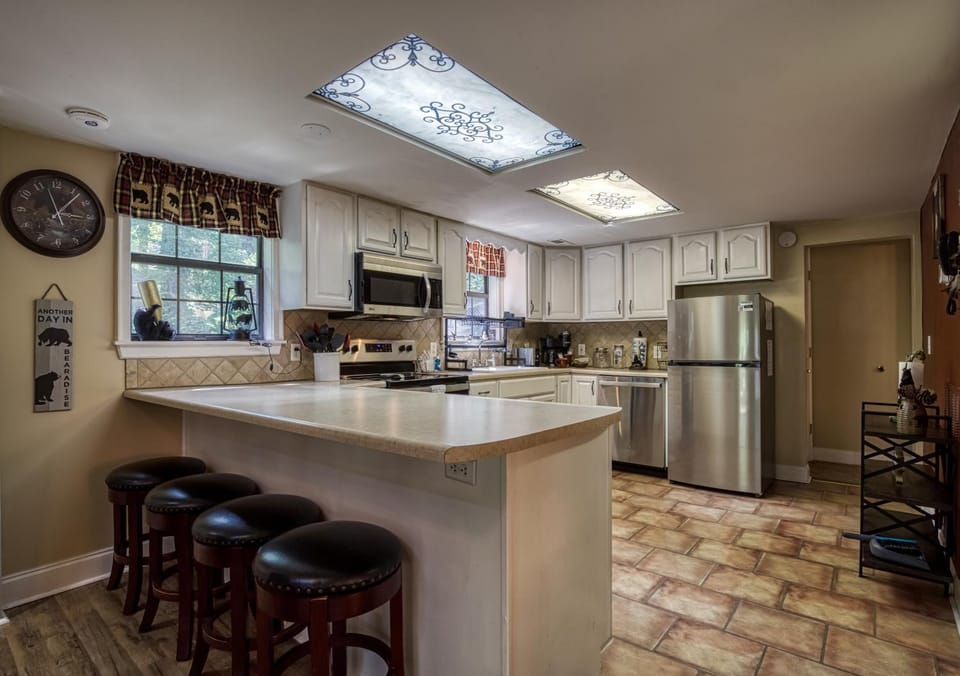 Bearadise - Sleeps 11 with a game room and resort amenities near Ober Gatlinburg Chalet in Gatlinburg