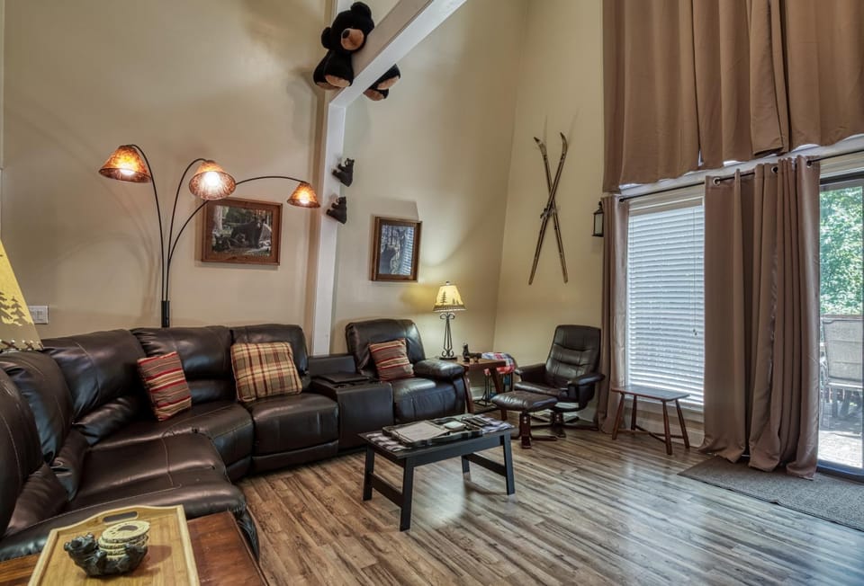 Bearadise - Sleeps 11 with a game room and resort amenities near Ober Gatlinburg Chalet in Gatlinburg