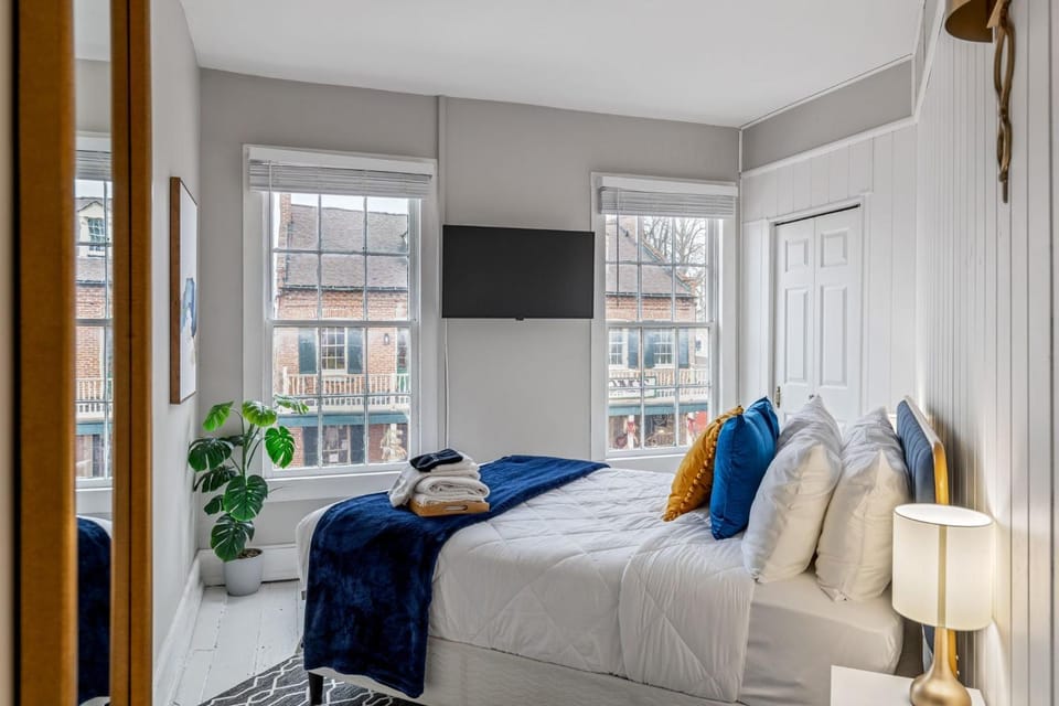 Bed, TV and multimedia, Photo of the whole room, Bedroom