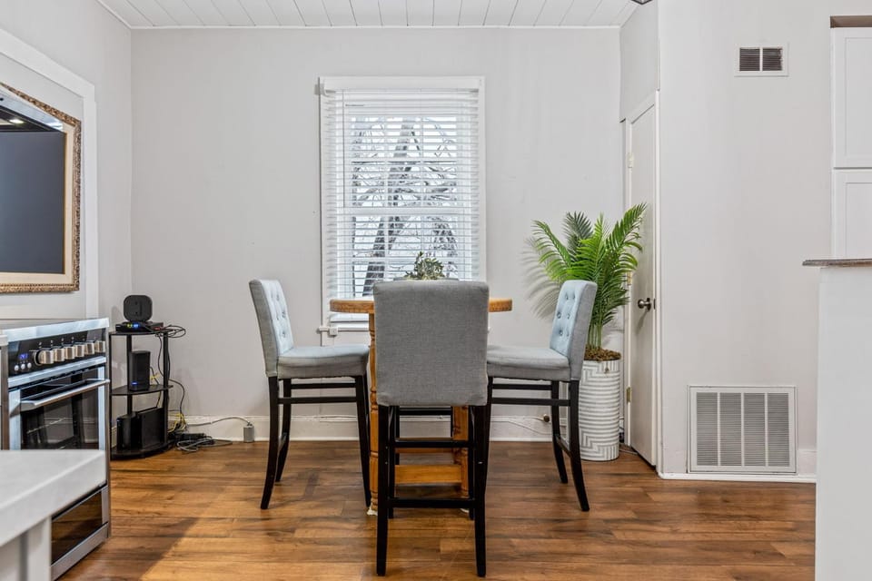 Photo of the whole room, Dining area
