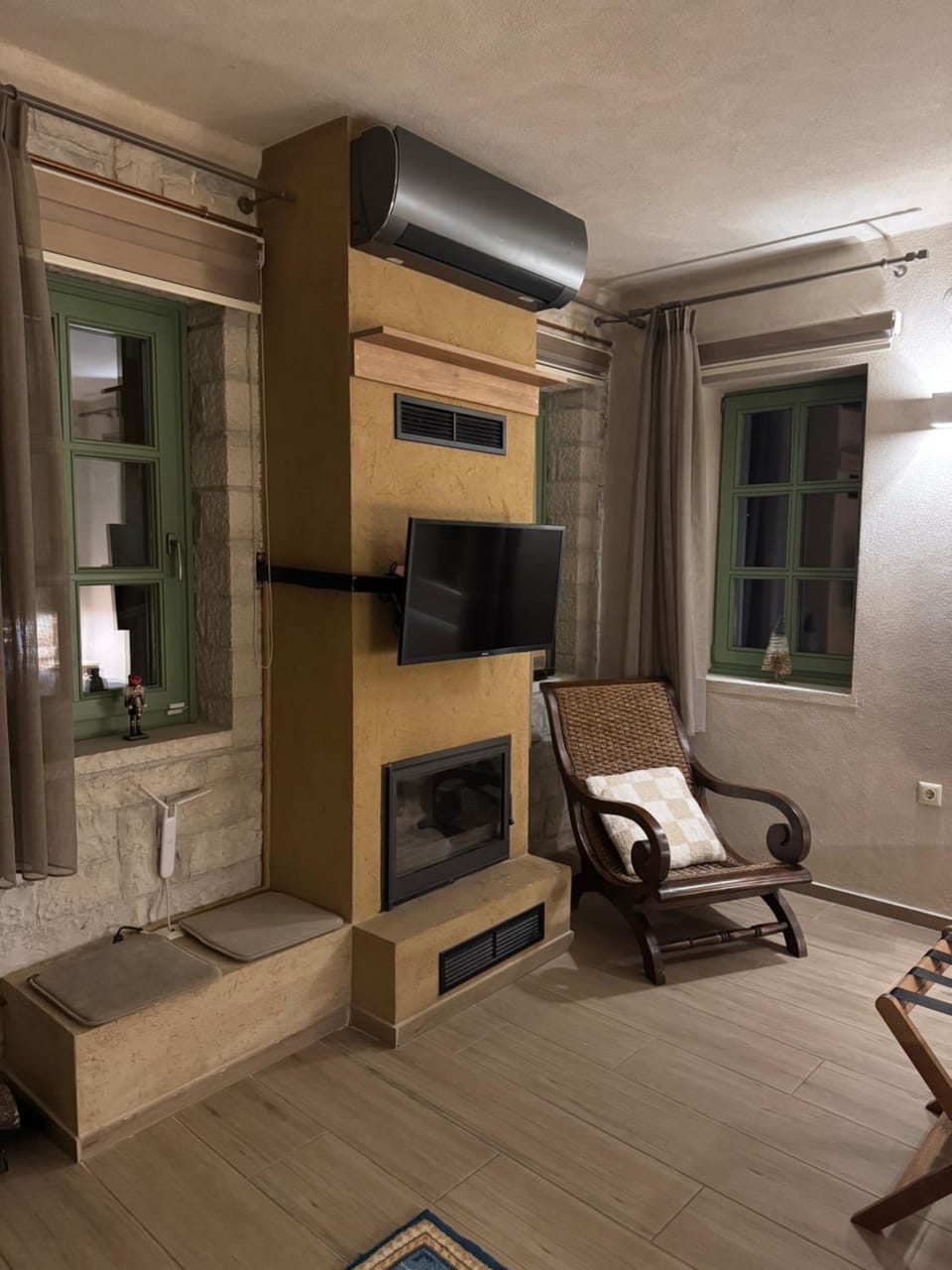 TV and multimedia, Seating area, fireplace, air conditioner