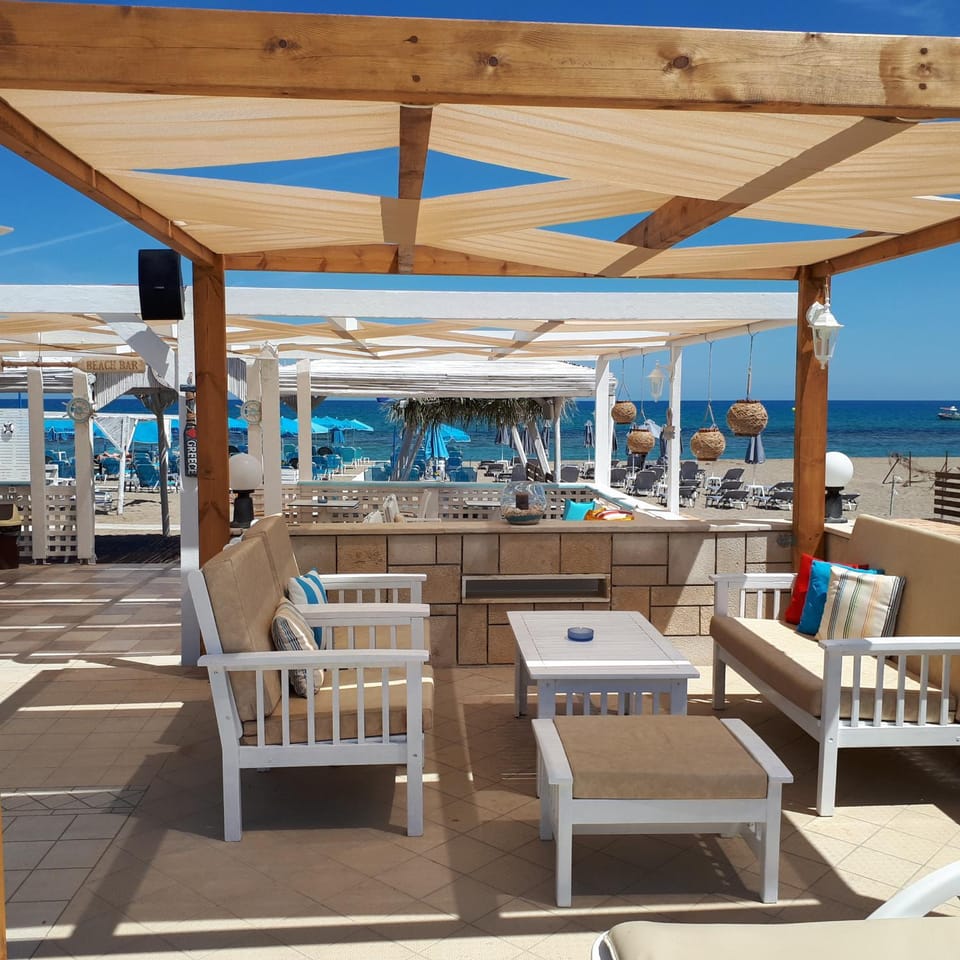 Restaurant/places to eat, Lounge or bar