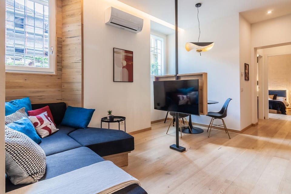 Communal lounge/ TV room, TV and multimedia, Living room, Seating area, Evening entertainment, internet, air conditioner