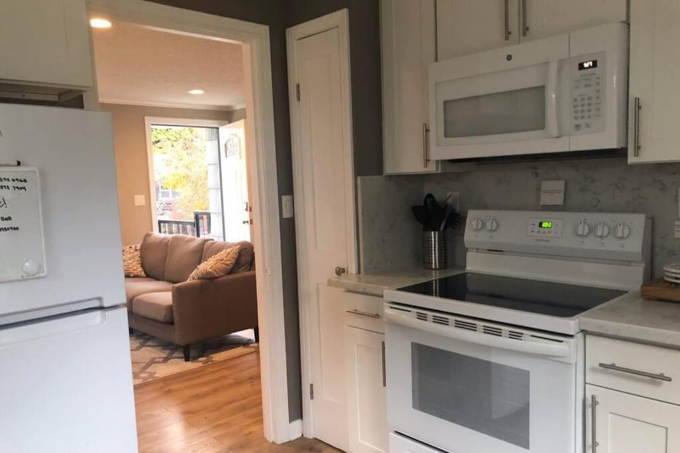 Cozy Crown Hill Carkeek Cottage 2 Beds, Full Kitchen & Backyard in North Seattle Apartment in Seattle