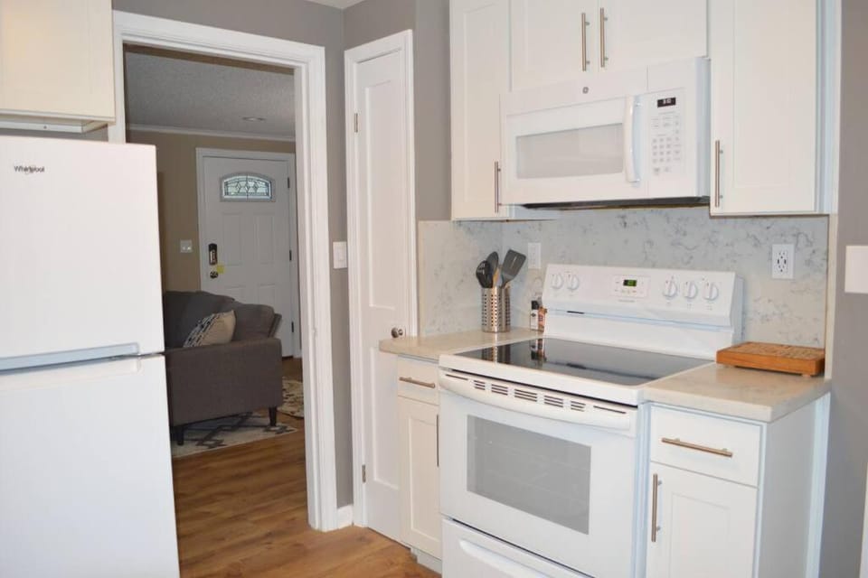 Cozy Crown Hill Carkeek Cottage 2 Beds, Full Kitchen & Backyard in North Seattle Apartment in Seattle