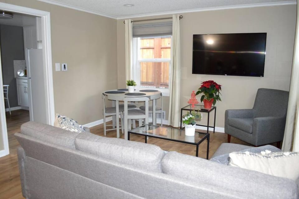 Cozy Crown Hill Carkeek Cottage 2 Beds, Full Kitchen & Backyard in North Seattle Apartment in Seattle