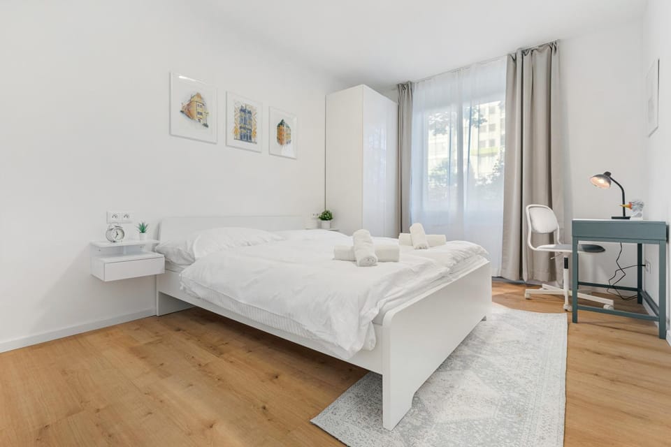 Bed, Photo of the whole room, Bedroom, towels
