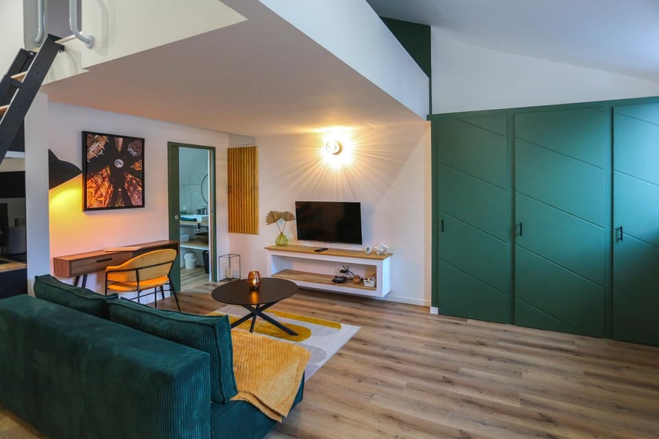 TV and multimedia, Living room, Seating area