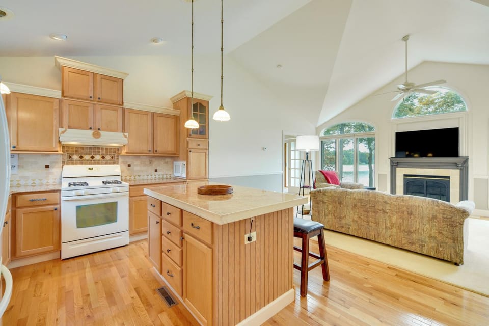 Spacious Lakefront New Auburn Home w/ Sunroom House in Wisconsin