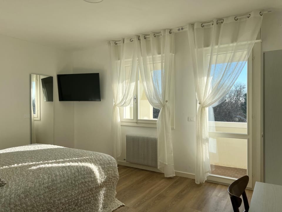 Communal lounge/ TV room, Bed, TV and multimedia, Photo of the whole room, Bedroom