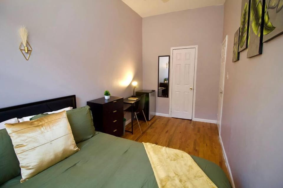 Bed, Bedroom, hair dresser