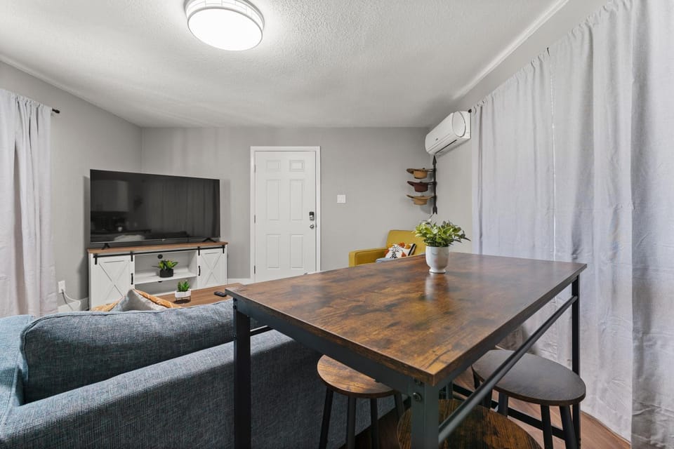 Communal lounge/ TV room, TV and multimedia, Living room, Seating area, Dining area, Evening entertainment