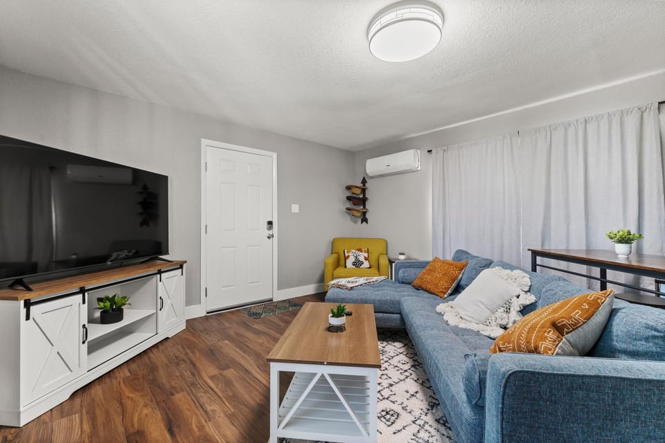 Communal lounge/ TV room, TV and multimedia, Living room, Seating area, Evening entertainment, air conditioner
