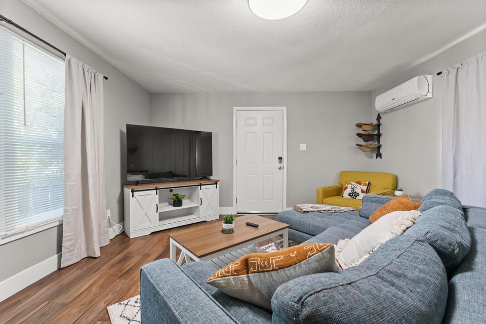 Communal lounge/ TV room, TV and multimedia, Living room, Seating area, Evening entertainment