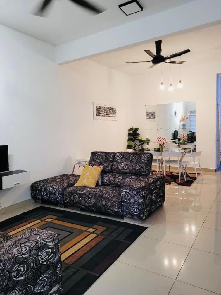 Andra Homestay KLIA,13 mins to KLIA ,Self Check-in,Free WiFi & Parking,Family Friendly House in Negeri Sembilan, Malaysia