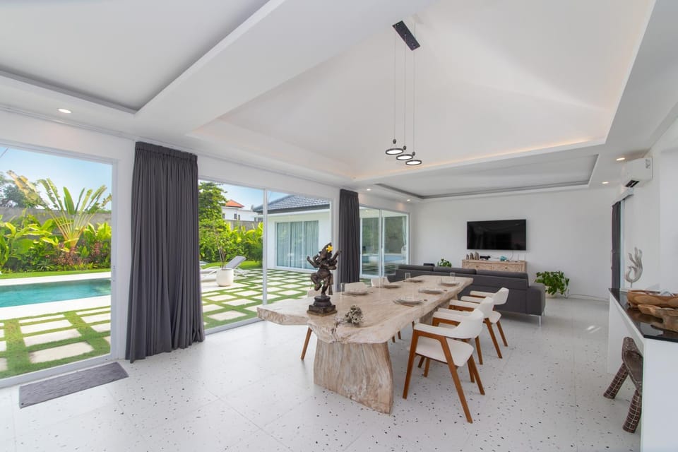 Communal lounge/ TV room, TV and multimedia, Living room, Seating area, Dining area, Pool view