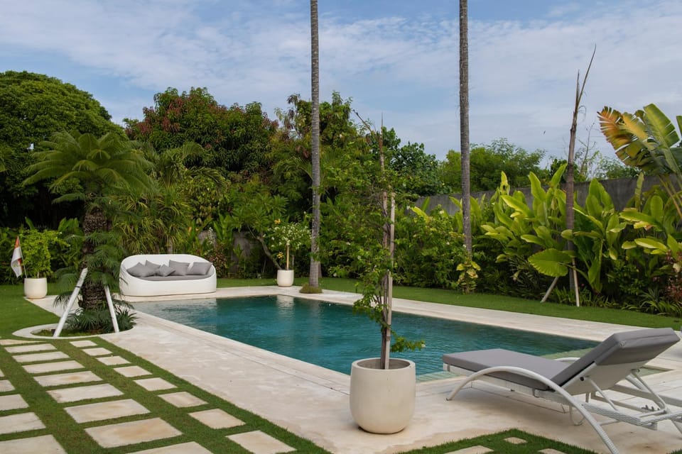 Spring, Day, Natural landscape, Garden, Garden view, Pool view, Swimming pool, Swimming pool, sunbed