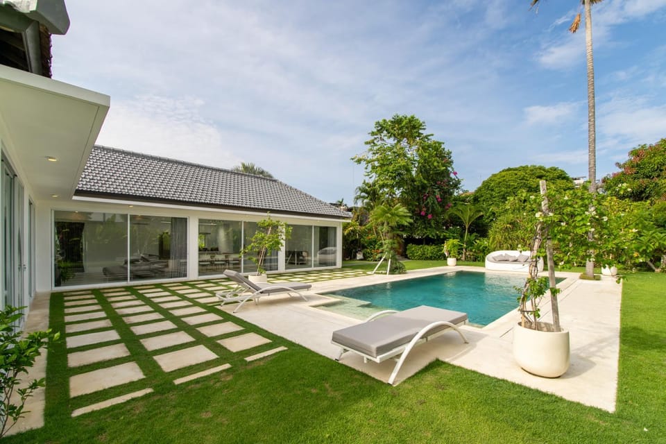 Property building, Spring, Day, Garden, Garden view, Pool view, Swimming pool, Swimming pool, sunbed