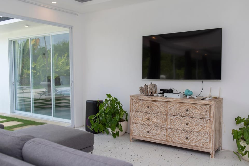 Communal lounge/ TV room, TV and multimedia, Living room, Seating area, Evening entertainment
