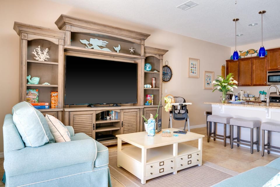 Communal lounge/ TV room, TV and multimedia, Living room, Seating area, Dining area, internet, internet, air conditioner