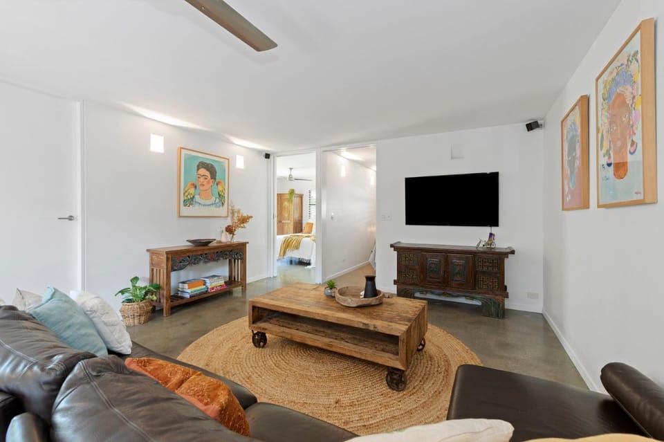 TV and multimedia, Living room, Decorative detail, Seating area, Evening entertainment, fireplace