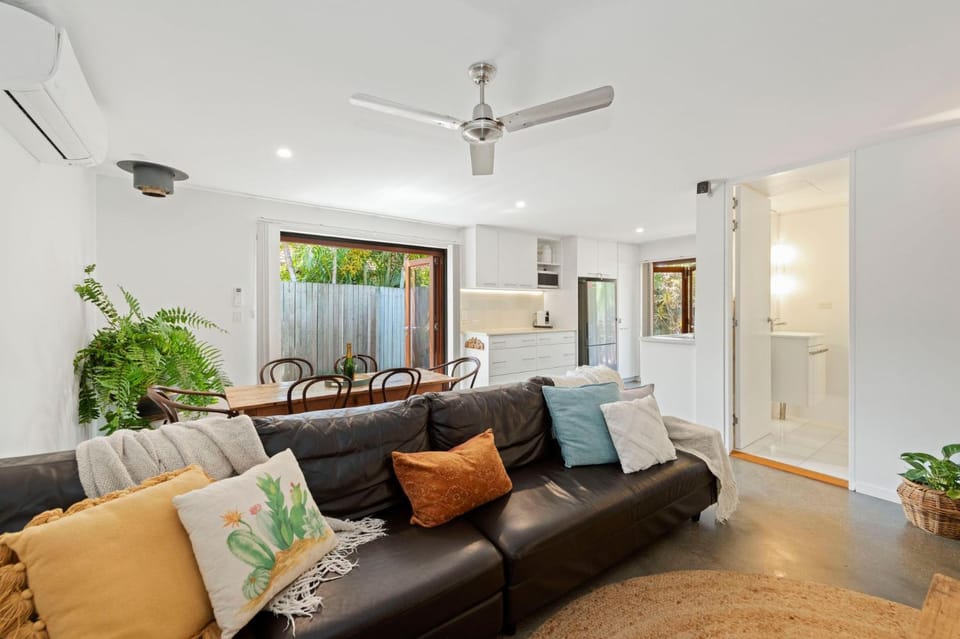 Bathroom, Kitchen or kitchenette, Living room, Seating area, Dining area, fireplace, air conditioner