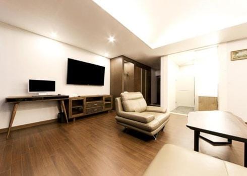 Communal lounge/ TV room, TV and multimedia, Living room, Seating area, Evening entertainment, air conditioner